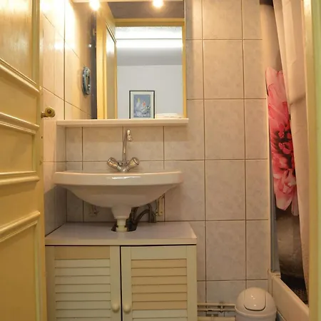 Cosy 2 Pieces Avec Terrasse Fermee, Proche Et Commerces, Parking Prive Inclus - Fr-1-250-156 Apartment